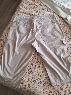 Woman's St. John's Bay Light Beige Capris Size 20 Wide
